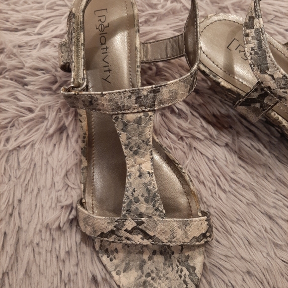 Relativity Willow Grey Snake Skin Sandals Size 8M - Picture 4 of 10
